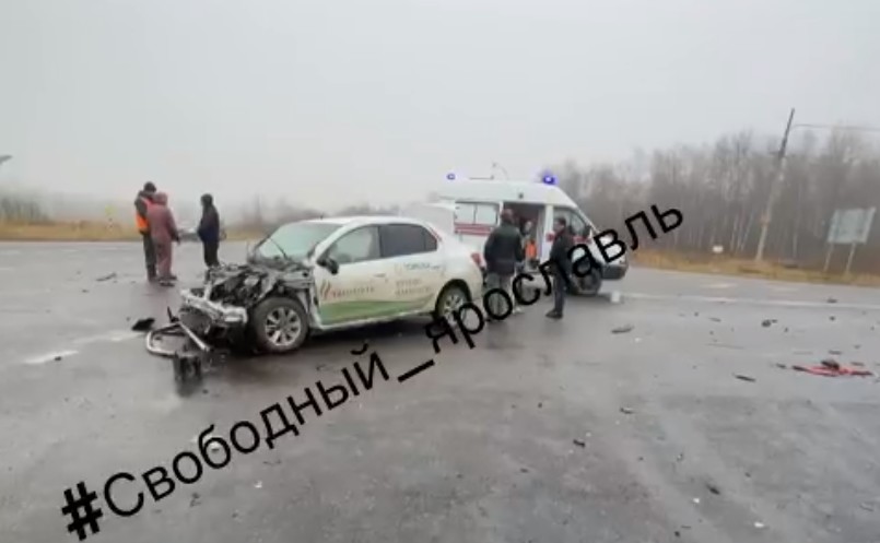 В Ярославской области после ДТП перевернулся эвакуатор с «Газелью»