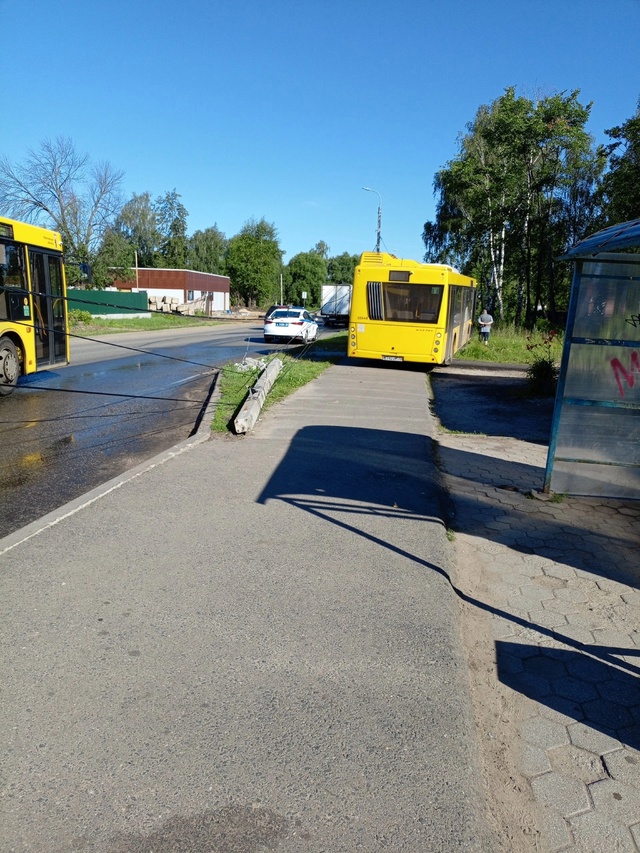 Очевидцы: автобус врезался в столб в Ярославле
