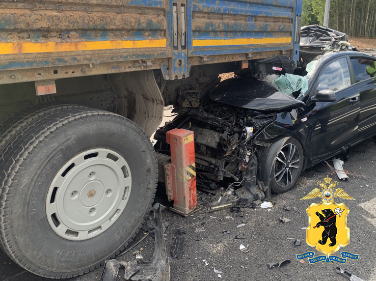 Есть пострадавшие: иномарка «залетела» под грузовик в Ярославской области
