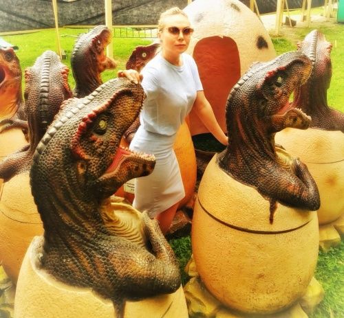 Депутат Юлия Миронова придумала замену бин-боксам — урны в виде динозавров