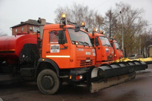 Спецтехника начала противогололедную обработку дорог в Ярославле 