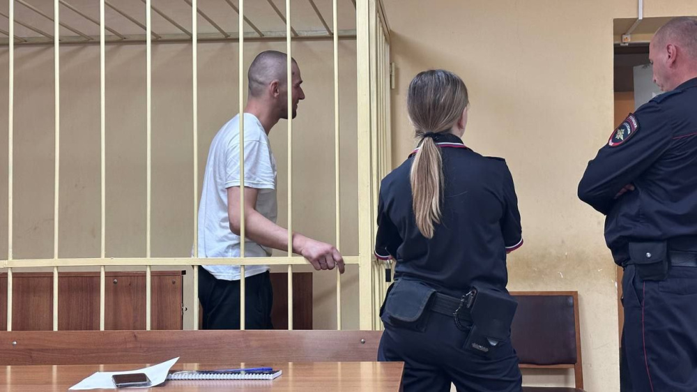 В Ярославле мужчина набросился с кулаками на прохожего за комплимент жене