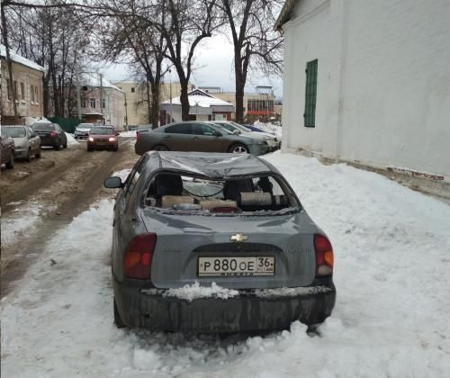 С крыши церкви в Ярославле сползла глыба снега и промяла стоящие внизу авто