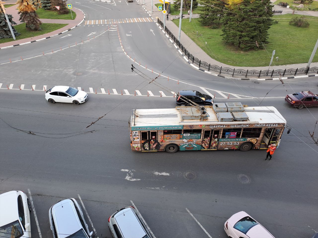 Пассажиры в панике разбегались»: в центре Ярославля заискрилась контактная  сеть троллейбуса | 31.07.23 | Яркуб