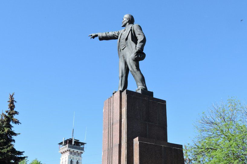 Памятник ленину на красной площади. Памятник Ленину в Ярославле на красной площади. Памятник Ленину в Ярославле. Ленин в Ярославле памятник Ленину. Памятник Ленину на красной в Ярославле.