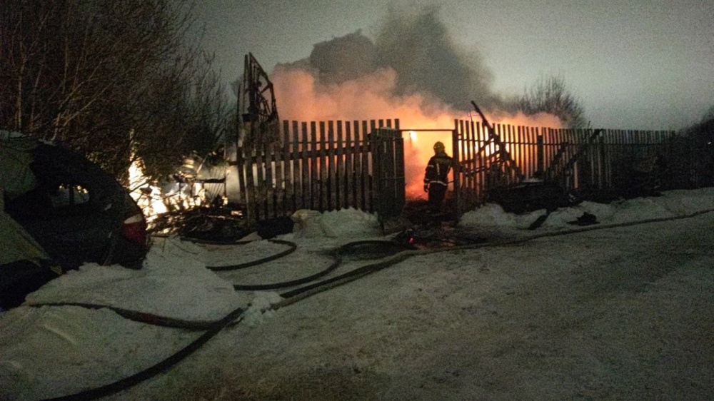 «Две семьи остались без крова»: под Ярославлем сгорел частный дом