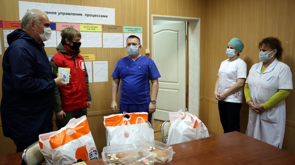 Волонтеры подарили ярославским медикам сладкие подарки за борьбу с ковидом 
