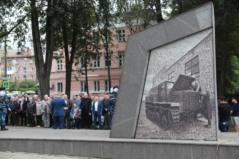 В сквере на улице Чайковского открыли памятник с коллажами из семи тысяч фотографий, собранных ярославцами