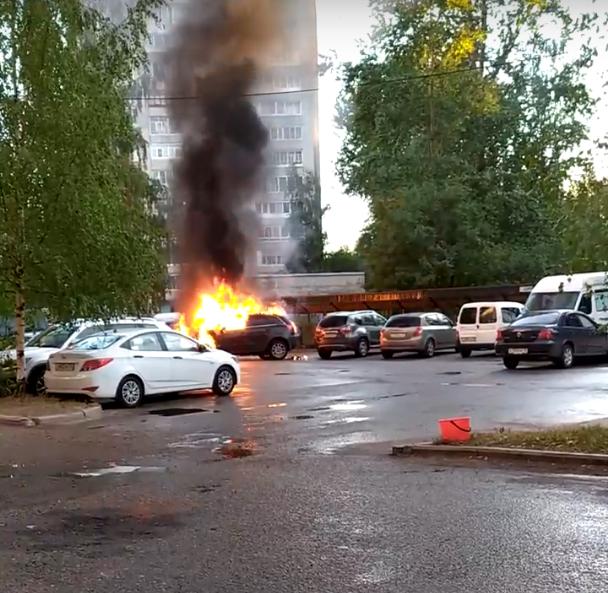 В Ярославле во дворе дома сгорел автомобиль