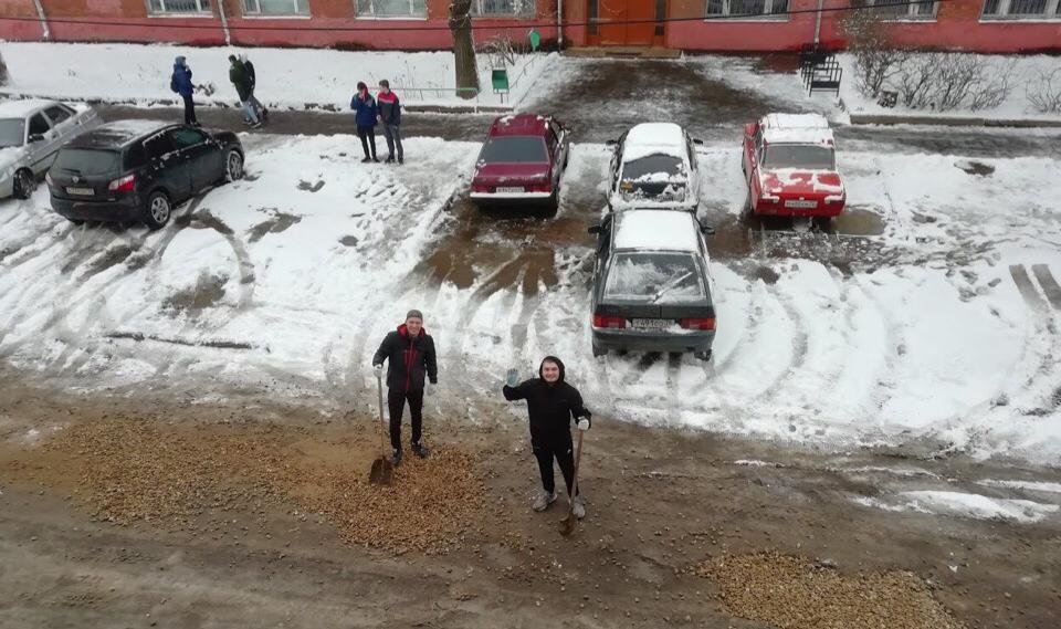 Студенты и преподаватели ярославского университета своими силами заделали ямы на улице Кузнецова
