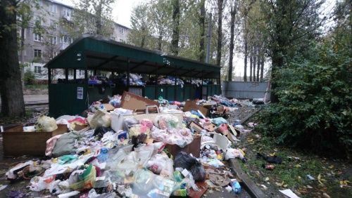 Пятый день мусорного коллапса на Блюхера: «Хартия» попросила контакты жителей для переговоров