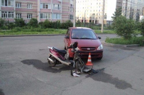 В Ярославле столкнулись иномарка и скутер 