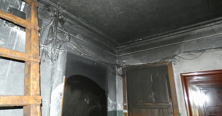 Нужен срочный ремонт: жители старого дома на Пятерке опасаются падения крыши после пожара_225082