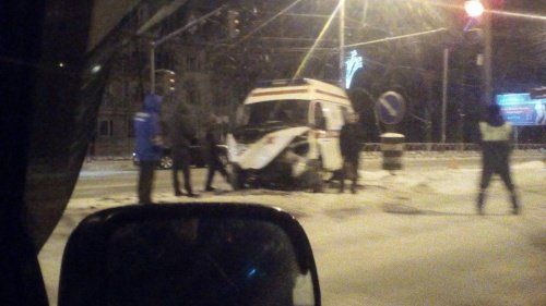 Ночью в Ярославле машина скорой помощи попала в ДТП 