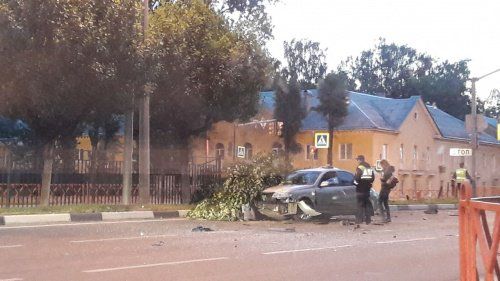 В Ярославле автомобиль «Ниссан» врезался в дорожное ограждение и дерево  
