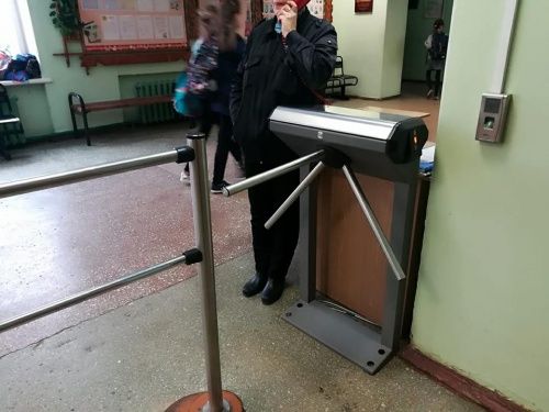 В престижных школах Ярославля на входе поставят системы контроля