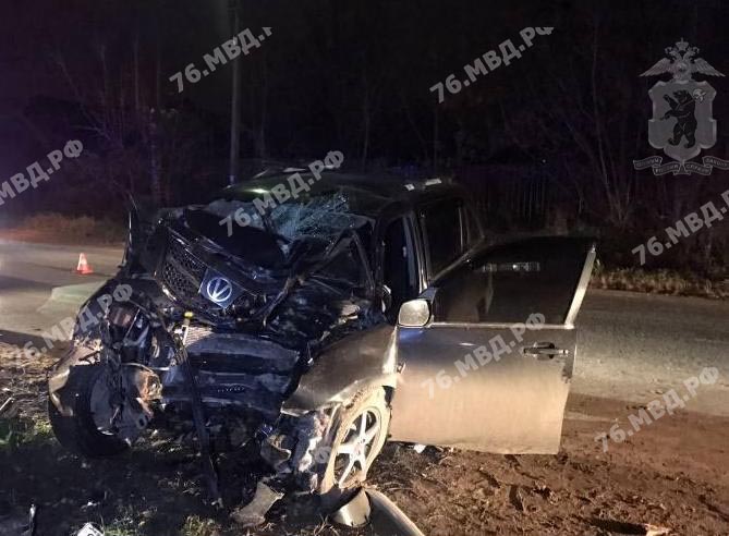 В Ярославской области пострадал водитель иномарки после столкновения с деревом