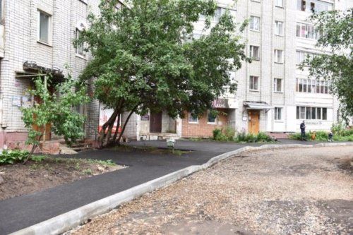 Во дворе на Серго Орджоникидзе Ярославля сделали новый тротуар