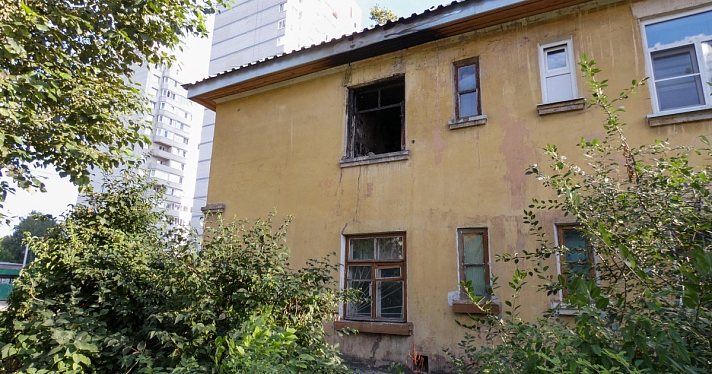 Нужен срочный ремонт: жители старого дома на Пятерке опасаются падения крыши после пожара