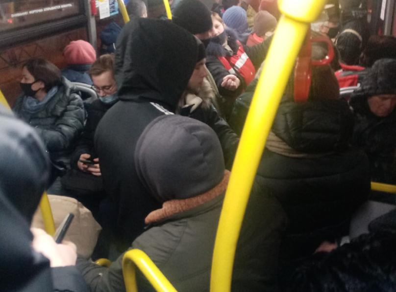 Никакой дистанции: ярославцы показали, в каких условиях ездят на общественном транспорте