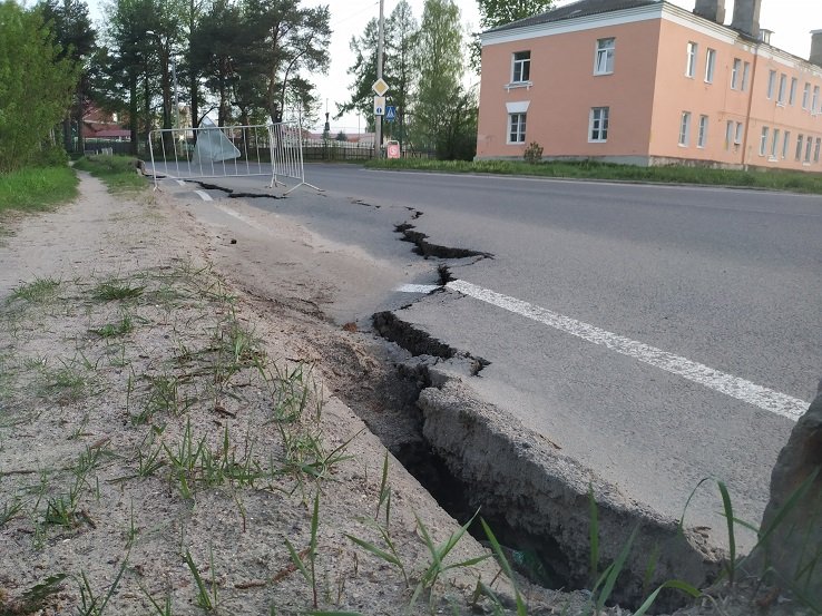 В Рыбинске из-за стометрового разрыва перекрыли полосу на улице Батова