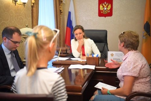 Детям приходится ходить по три километра: ярославцы пожаловались Анне Кузнецовой на то, что в села не едут школьные автобусы