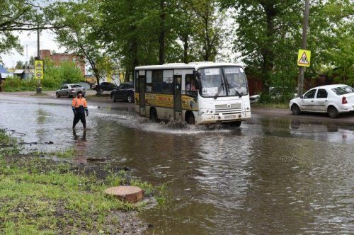 Коммунальные службы Ярославля прочищают ливневые канализации