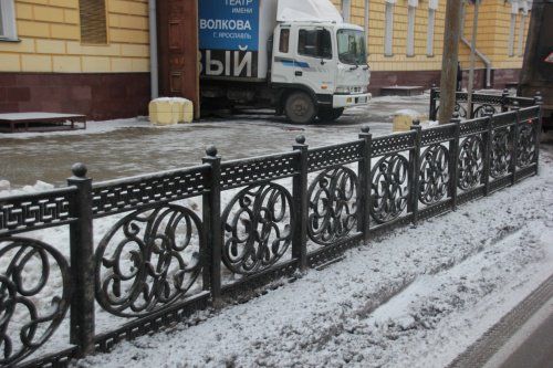 В Ярославле около первого русского театра установили ограду с инициалами Федора Волкова