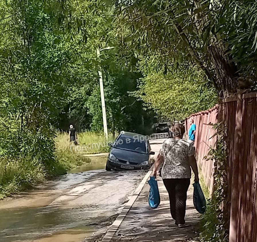В Дзержинском районе Ярославля легковушка провалилась в яму на дороге