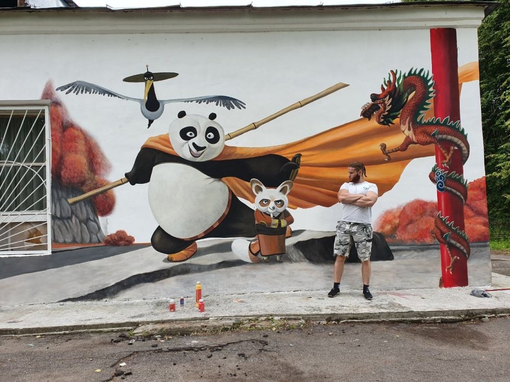 Саулюс Гуделевичус выполнил 3D-рисунок по мотивам мультфильма «Кунг-фу панда» на здании в Красных Ткачах