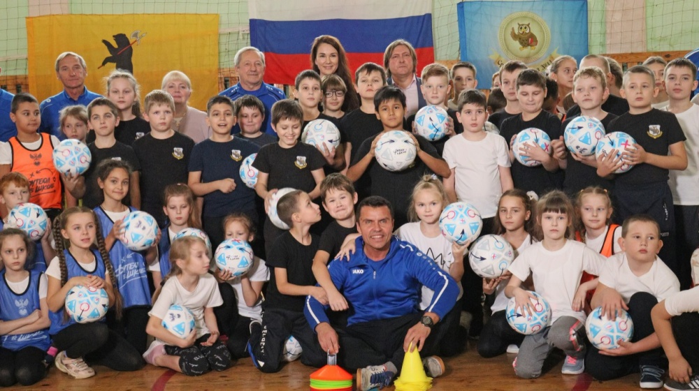 Правительство Ярославской области: школы региона  получают новый инвентарь от Российского футбольного союза