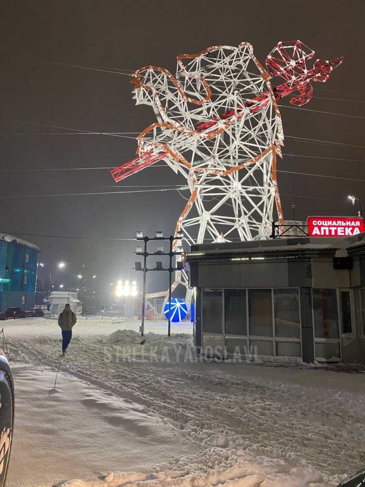 Он неживой, но светится: ЛЭП в виде гигантского медведя в Ярославле обрела подсветку