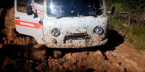 В Ярославском районе машина скорой помощи на несколько часов застряла в грязи