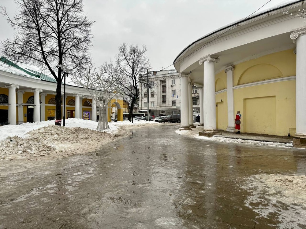 Мокро, скользко и больно: десять фотографий заледеневшего центра Ярославля