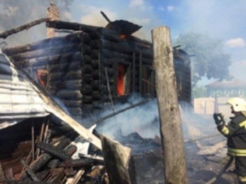 В Ростовском районе огонь уничтожил жилой дом 