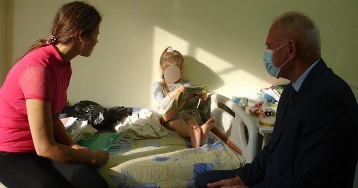 Спали и ели в подъезде: бездомных мать и дочь из Луганска выписали из больницы в Ярославле