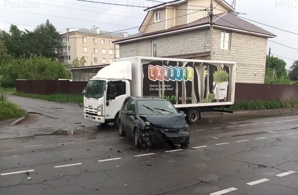 Двух детей госпитализировали: в Ярославской области столкнулись легковушка и грузовик
