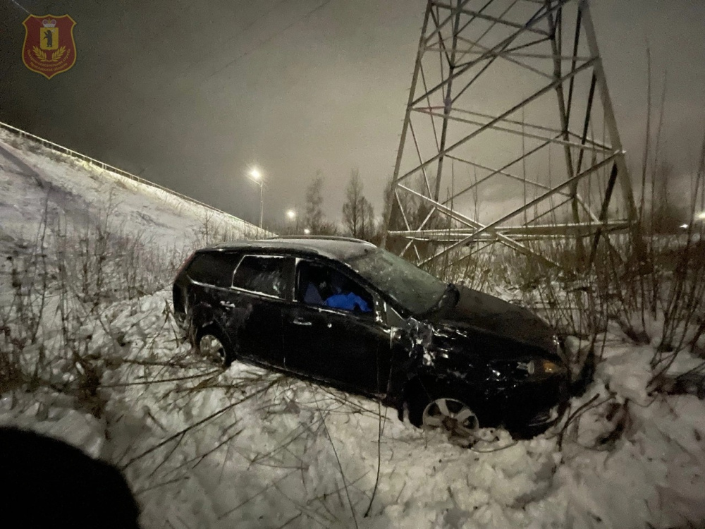 В Ярославле погиб водитель вылетевшей в кювет иномарки