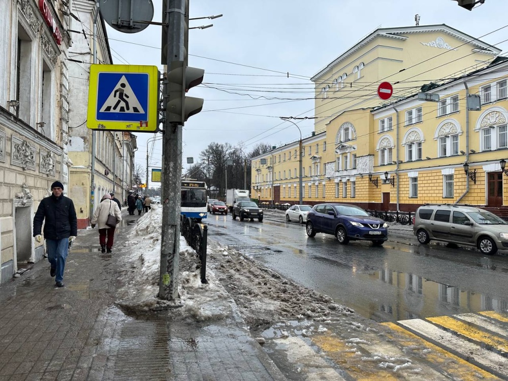 Страшно выходить из транспорта: ярославцы в шоке от заледеневших остановок