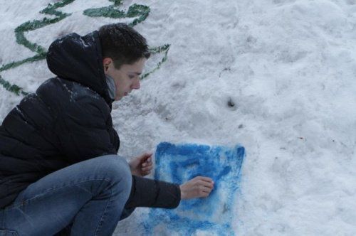 Ярославские волонтеры раскрасили ледяную горку в сквере на улице Свердлова
