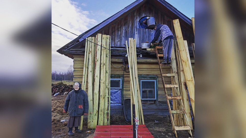 Спит на лавочке вместе с козами: волонтеры из Ярославля помогают бабушке восстановить дом