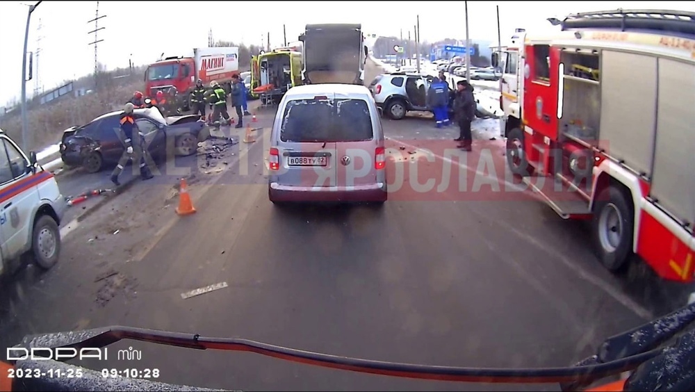 Двое пострадавших: на окружной дороге в Ярославле столкнулись иномарки