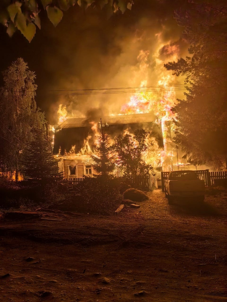 «Отец в реанимации в тяжёлом состоянии»: в Ярославской области дотла сгорел дом многодетной семьи