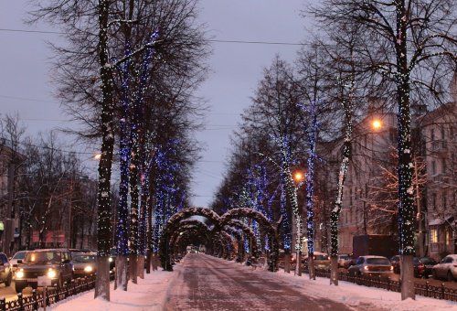 Улицы Ярославля начали украшать к Новому году 