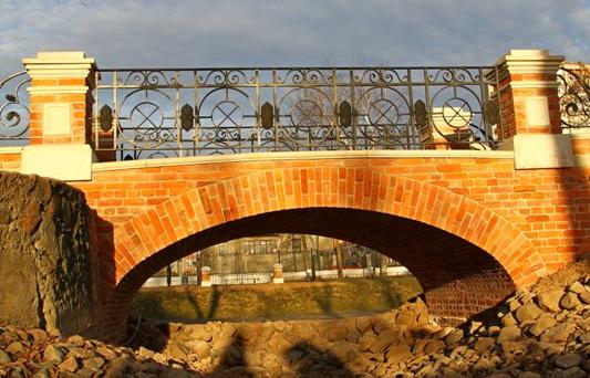 В Рыбинске открыли мостик в Карякинском саду спустя почти три месяца  работ
