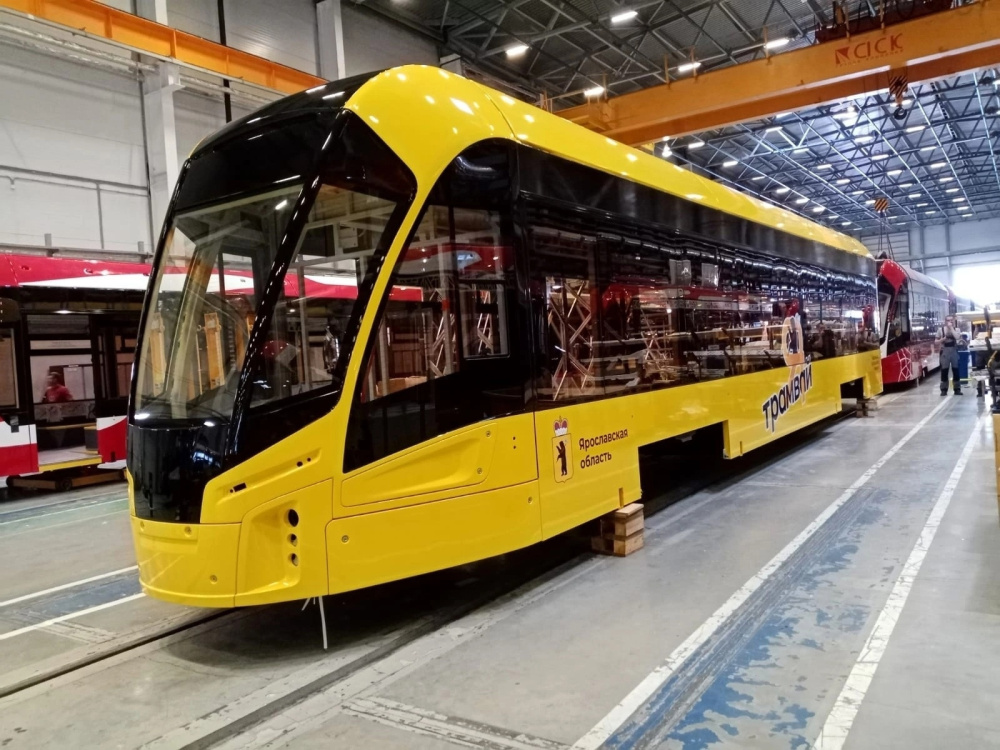 Ярославцам показали их будущий желтый брендированный трамвай
