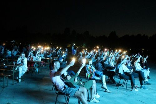 На первом в Ярославле Всемирном фестивале уличного кино зрители светом фонариков выбрали лучший фильм