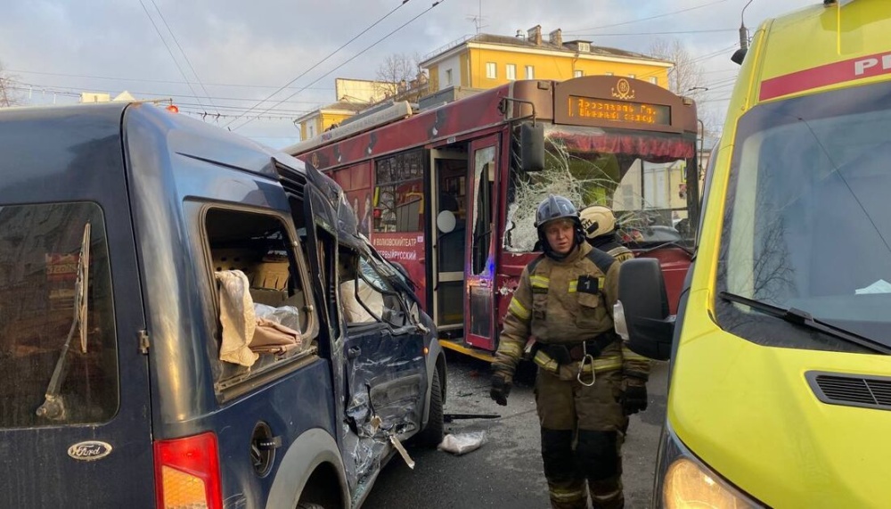 В Ярославле троллейбус столкнулся с легковушкой, а автобус намертво застрял в яме