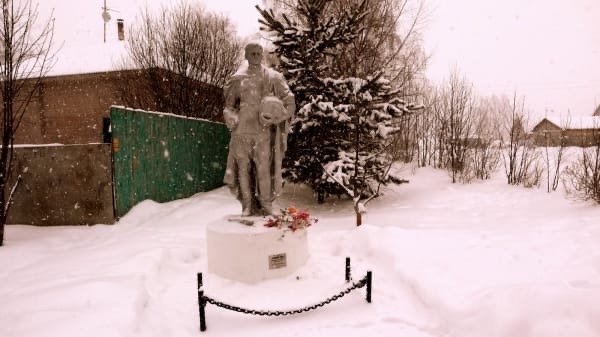Ярославцы за свой счет установили памятник молодому солдату