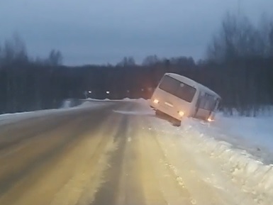 В Ярославской области рейсовый автобус с пассажирами вылетел с дороги в кювет